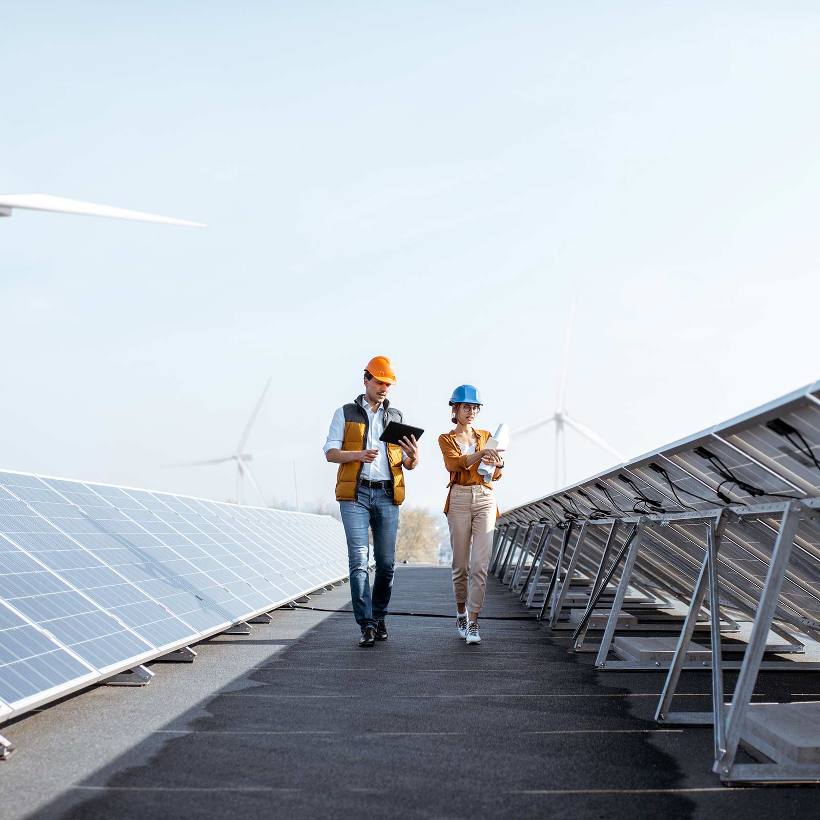 Solarpanelen auf dem Dach mit zwei Technikern