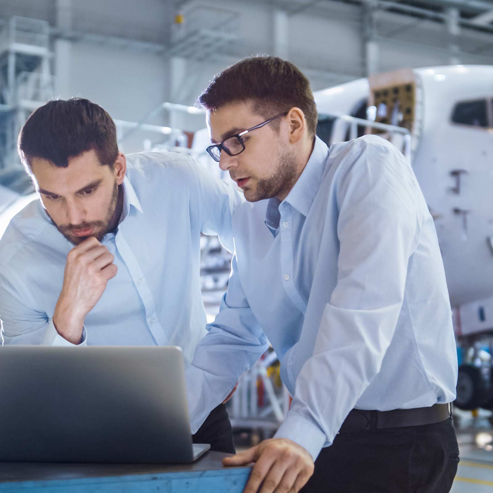 Zwei Flugzeugingenieure bei der Arbeit