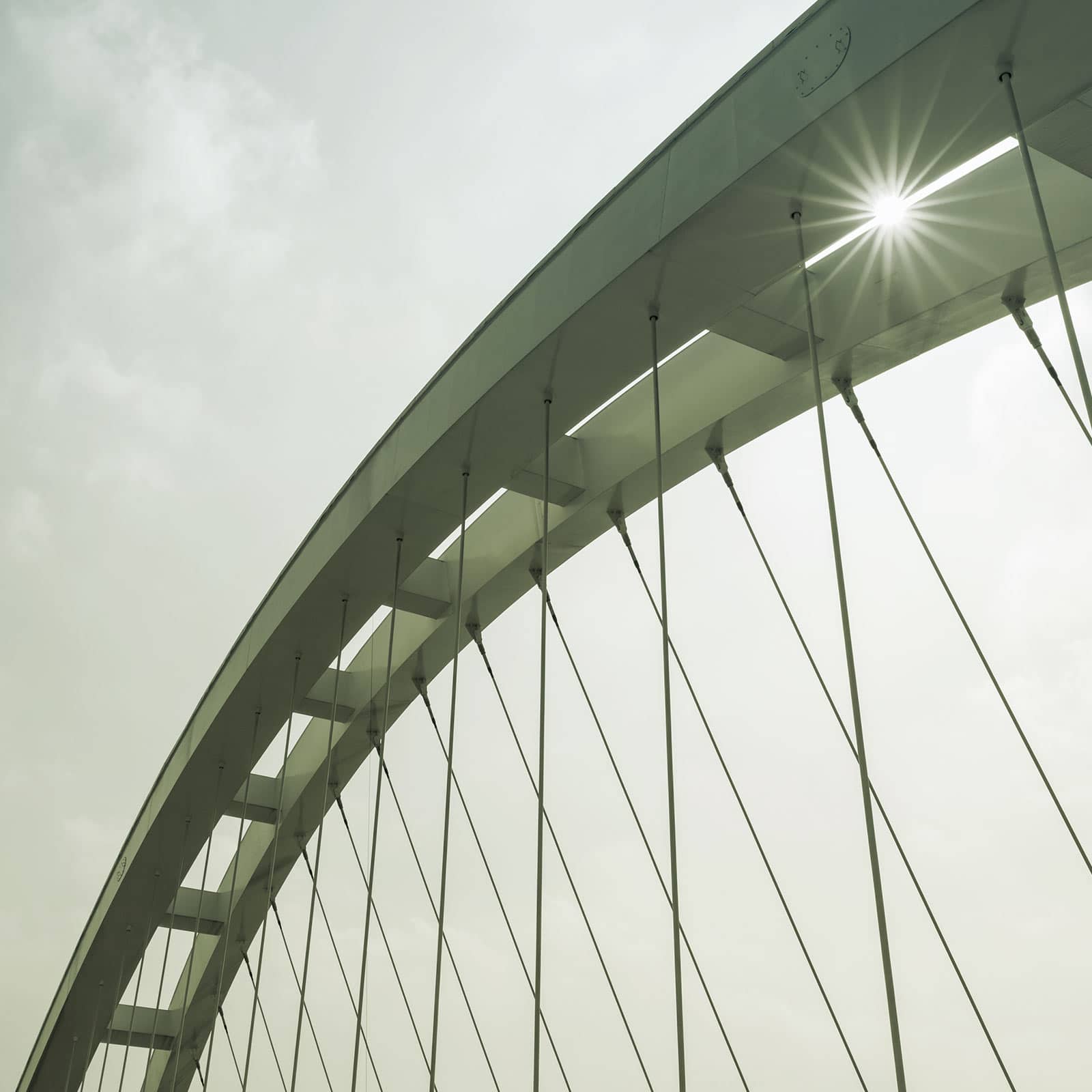 Brückenpfeiler mit Sonnenschein
