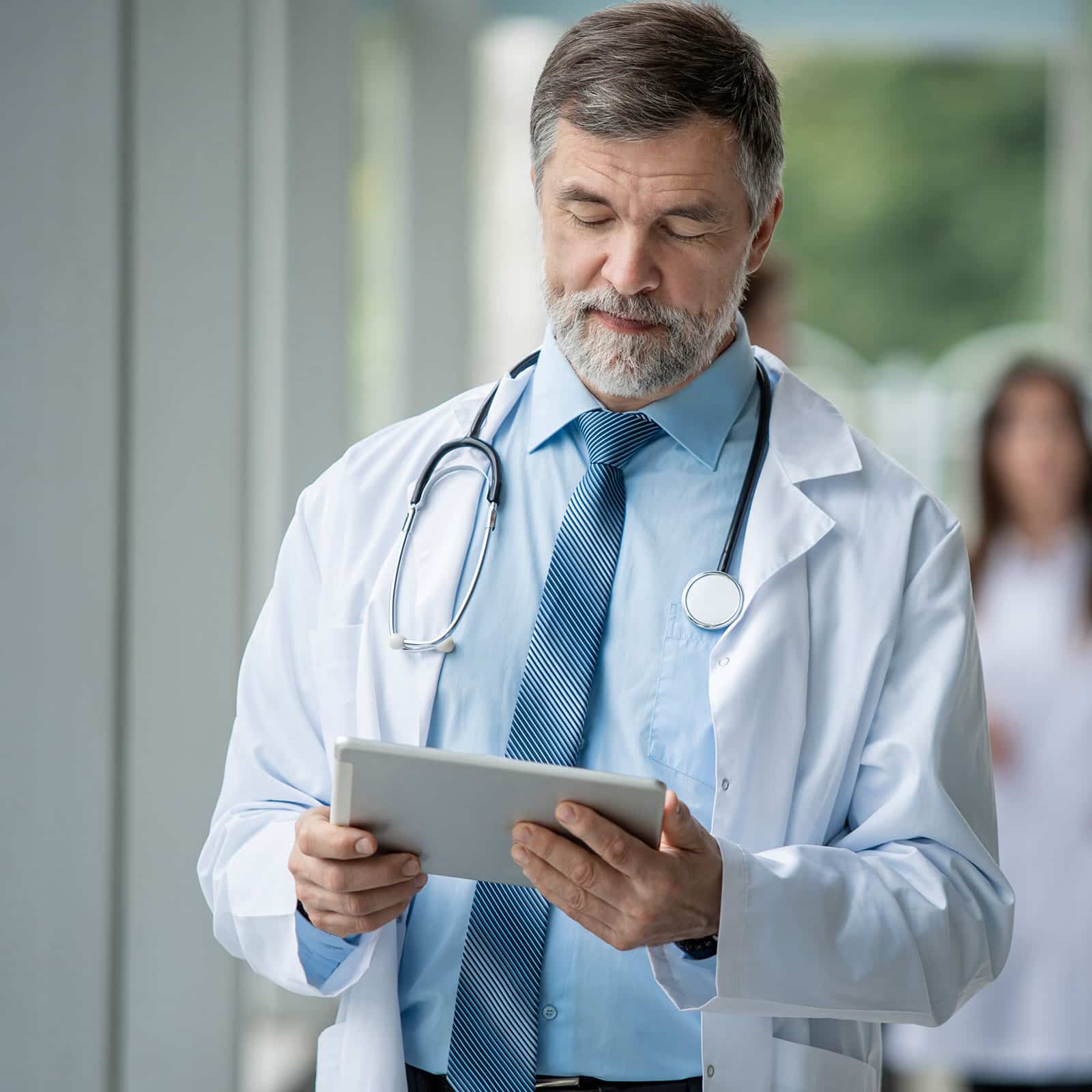 Arzt mit iPad in der Hand
